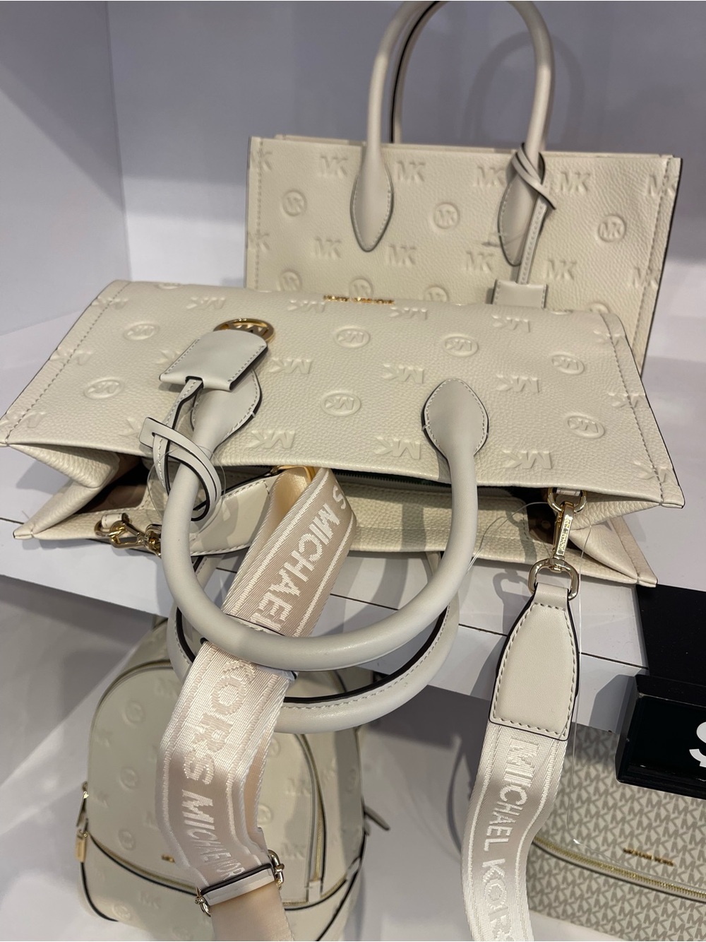 Michael Kors Mirella Md Logo Debossed Satchel Shoulder Tote Handbag
Lt Cream
NWT - Picture 5 of 16
